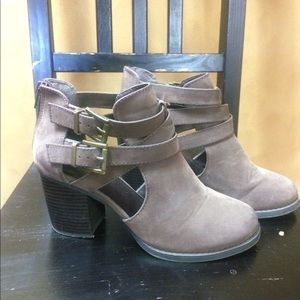 SALE: Brown man made leather heels/booties